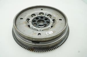 Gebruikte Dubbele massa vliegwiel Renault Trafic Passenger (1JL/2JL/3JL/4JL) 2.0 dCi 16V 130 Prijs € 242,00 Inclusief btw aangeboden door Brus Motors BV