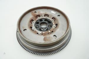 Gebruikte Dubbele massa vliegwiel Renault Trafic Passenger (1JL/2JL/3JL/4JL) 2.0 dCi 16V 130 Prijs € 242,00 Inclusief btw aangeboden door Brus Motors BV