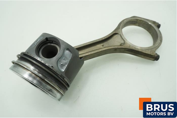 Gebruikte Drijfstang Landrover Discovery V (LR) 3.0 Td6 24V Prijs € 121,00 Inclusief btw aangeboden door Brus Motors BV