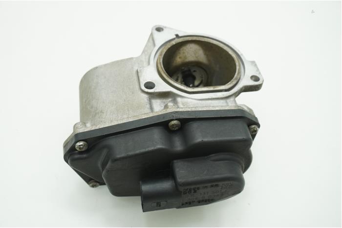 EGR Klep van een Audi A4 (B8) 2.0 TDI 16V 2011