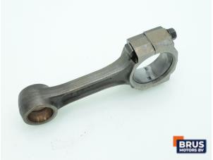 Gebruikte Drijfstang Opel Campo (TFR/TFS) 2.5 TD 4x4 Prijs € 90,75 Inclusief btw aangeboden door Brus Motors BV