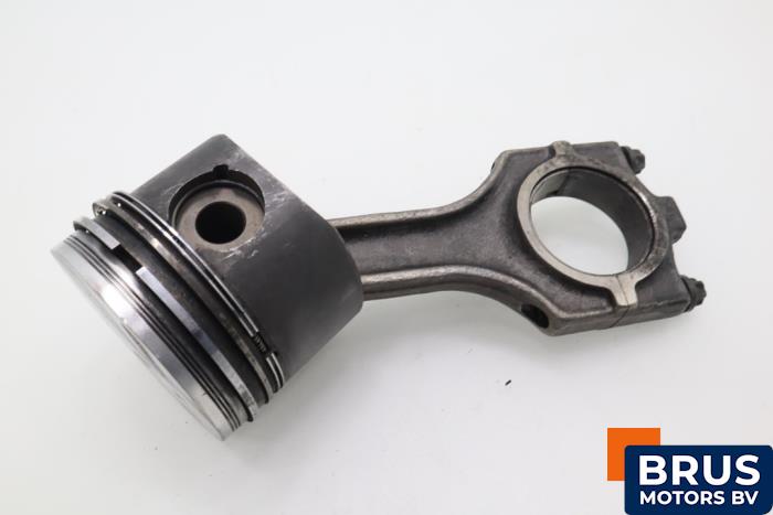 Gebruikte Drijfstang Opel Omega B (25/26/27) 2.5 TD Prijs € 90,75 Inclusief btw aangeboden door Brus Motors BV