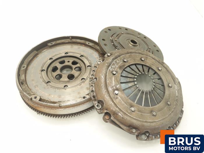 Gebruikte Dubbele massa vliegwiel Volkswagen Passat Variant (3B6) 1.9 TDI 100 Prijs € 242,00 Inclusief btw aangeboden door Brus Motors BV