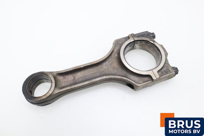 Gebruikte Drijfstang Opel Omega B (25/26/27) 2.5 TD Prijs € 90,75 Inclusief btw aangeboden door Brus Motors BV