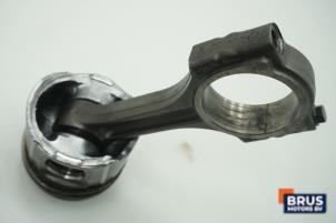 Gebruikte Drijfstang Renault Trafic New (FL) 2.5 dCi 16V 135 Prijs € 75,00 Margeregeling aangeboden door Brus Motors BV