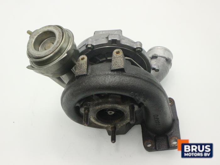 Turbo van een Audi A6 (C5) 2.5 TDI V6 24V 2005