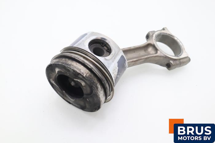 Drijfstang van een Opel Vivaro 1.9 DI 2006