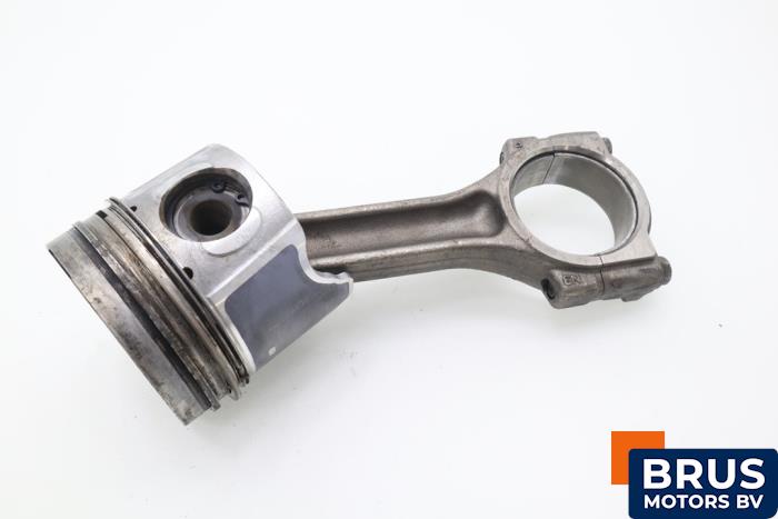 Drijfstang van een Opel Vivaro 1.9 DI 2006