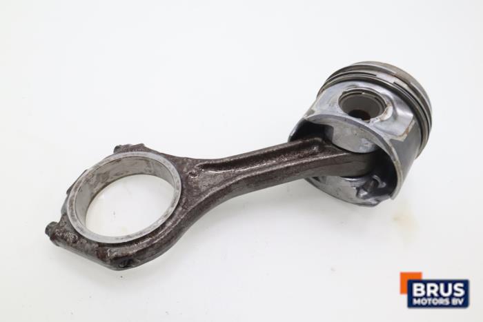 Drijfstang van een Volkswagen Touareg (7LA/7L6) 3.0 TDI V6 24V 2008