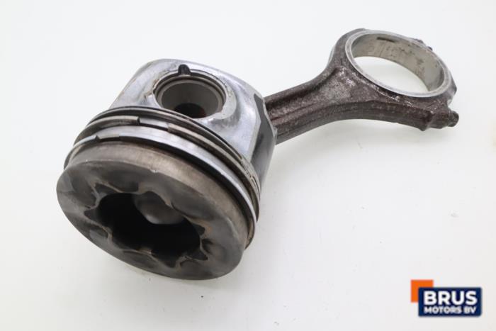 Drijfstang van een Volkswagen Touareg (7LA/7L6) 3.0 TDI V6 24V 2008