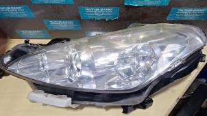 Gebruikte Koplamp links Peugeot 4007 (VU/VV) 2.2 HDiF 16V Prijs op aanvraag aangeboden door Carparts International