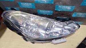 Gebruikte Koplamp rechts Peugeot 4007 (VU/VV) 2.2 HDiF 16V Prijs op aanvraag aangeboden door Carparts International
