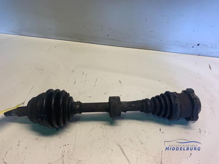 Gebruikte Aandrijfas links-voor Volkswagen Golf IV (1J1) 1.6 16V Prijs € 29,00 Margeregeling aangeboden door Autodemontagebedrijf Middelburg B.V