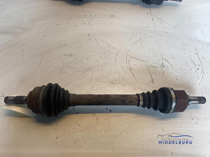 Gebruikte Aandrijfas links-voor Peugeot 207/207+ (WA/WC/WM) 1.6 HDi 16V Prijs € 9,00 Margeregeling aangeboden door Autodemontagebedrijf Middelburg B.V