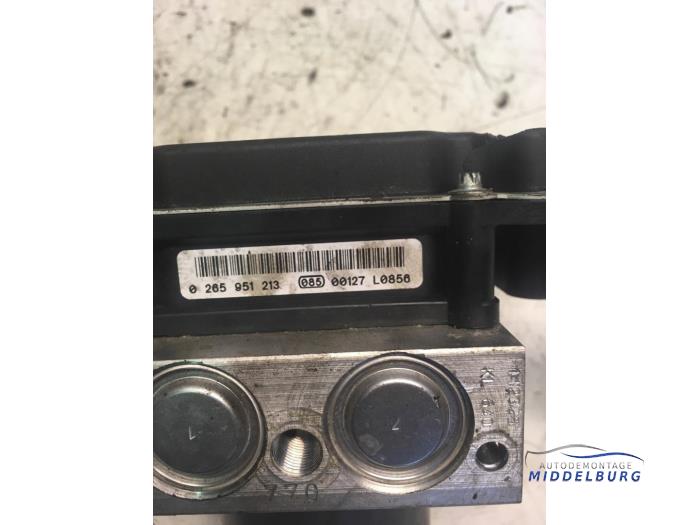 ABS Pomp van een Mercedes-Benz E (C207) E-350 CDI V6 24V 2010