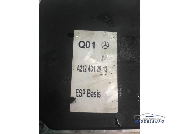 ABS Pomp van een Mercedes-Benz E (C207) E-350 CDI V6 24V 2010