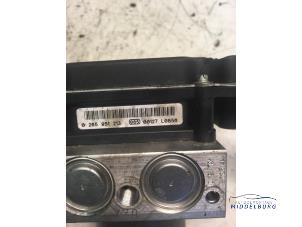ABS Pomp van een Mercedes-Benz E (C207) E-350 CDI V6 24V 2010