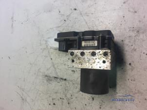 ABS Pomp van een Mercedes-Benz E (C207) E-350 CDI V6 24V 2010