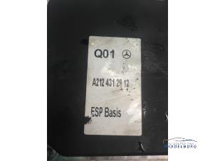 ABS Pomp van een Mercedes-Benz E (C207) E-350 CDI V6 24V 2010