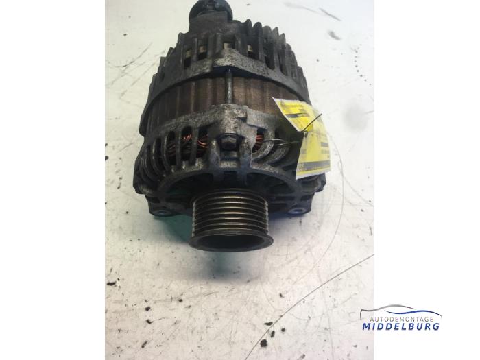 Dynamo van een Nissan Qashqai (J10) 1.6 16V 2010