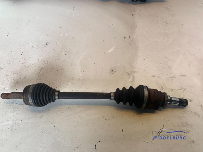 Gebruikte Aandrijfas links-voor Peugeot 107 1.4 HDI Prijs € 7,50 Margeregeling aangeboden door Autodemontagebedrijf Middelburg B.V