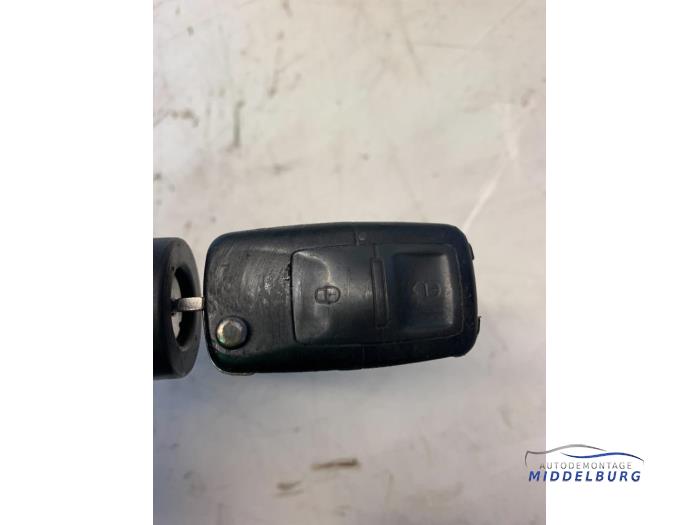 Kontaktslot+Sleutel van een Volkswagen Bora (1J2) 1.4 16V 2001