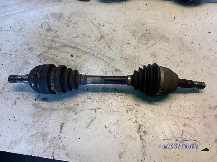 Gebruikte Aandrijfas links-voor Opel Astra H (L48) 1.7 CDTi 16V Prijs € 24,00 Margeregeling aangeboden door Autodemontagebedrijf Middelburg B.V