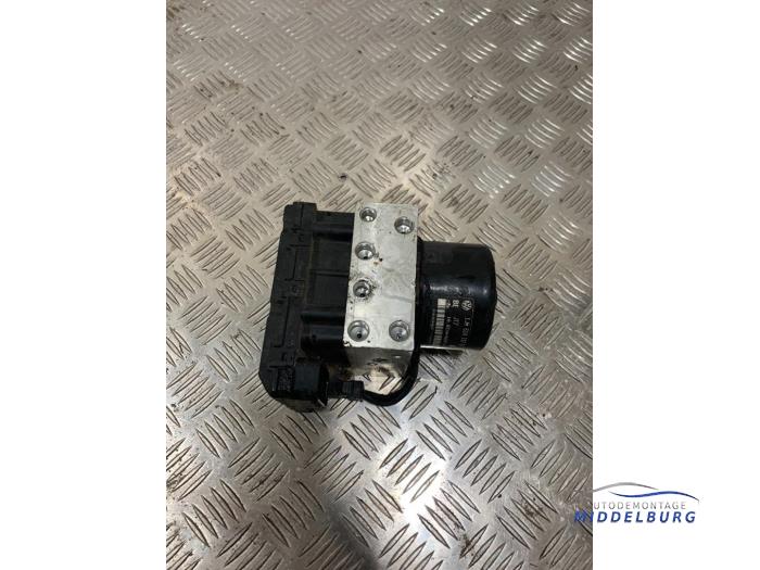 Gebruikte ABS Pomp Volkswagen Golf IV (1J1) 1.4 16V Prijs € 9,00 Margeregeling aangeboden door Autodemontagebedrijf Middelburg B.V