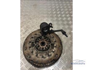 Gebruikte Vliegwiel dubbele massa Renault Grand Scénic II (JM) 2.0 16V Prijs € 75,00 Margeregeling aangeboden door Autodemontagebedrijf Middelburg B.V