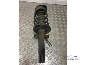 Gebruikte Mac Phersonpoot links-voor Renault Grand Scénic II (JM) 2.0 16V Prijs € 24,00 Margeregeling aangeboden door Autodemontagebedrijf Middelburg B.V