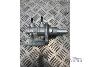 Gebruikte Hoofdremcilinder Opel Corsa E 1.4 16V Prijs € 45,00 Margeregeling aangeboden door Autodemontagebedrijf Middelburg B.V