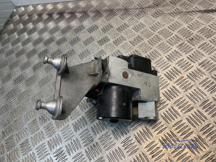 Gebruikte ABS Pomp Mercedes S (W220) 5.0 S-500 V8 24V Prijs € 24,00 Margeregeling aangeboden door Autodemontagebedrijf Middelburg B.V