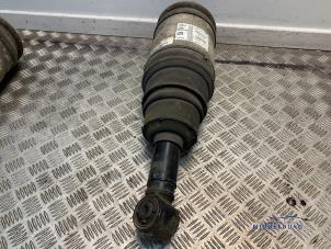 Gebruikte Schokbrekerpoot recht-achter Landrover Range Rover Sport (LS) 3.0 S TDV6 Prijs € 148,00 Margeregeling aangeboden door Autodemontagebedrijf Middelburg B.V