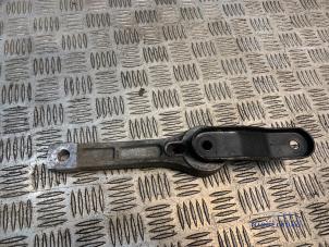 Gebruikte Motorsteun Volkswagen Caddy III (2KA,2KH,2CA,2CH) 1.9 TDI Prijs € 9,00 Margeregeling aangeboden door Autodemontagebedrijf Middelburg B.V