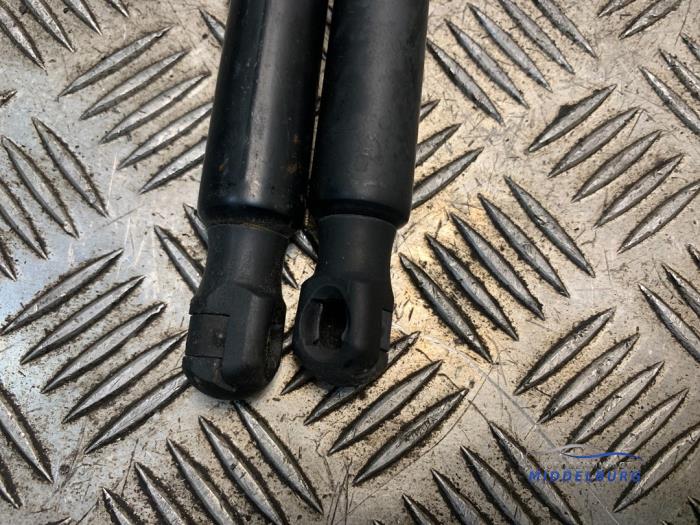 Set Gasdempers Achterklep van een Mercedes-Benz Vito Tourer (447.7) 2.2 119 CDI 16V BlueTEC 2020