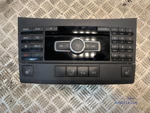 Gebruikte Radio Mercedes E (W212) E-220 CDI 16V BlueEfficiency Prijs € 74,00 Margeregeling aangeboden door Autodemontagebedrijf Middelburg B.V