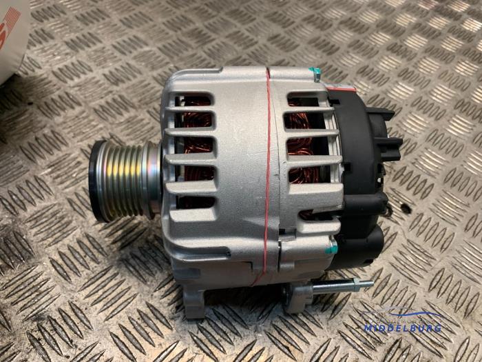 Dynamo van een Volkswagen Transporter T5 2.0 TDI DRF 2015