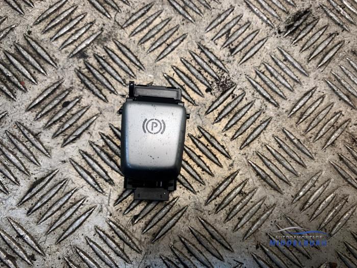 Gebruikte Handrem schakelaar Mercedes E (W213) E-200d 2.0 Turbo 16V Prijs € 19,00 Margeregeling aangeboden door Autodemontagebedrijf Middelburg B.V