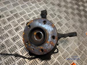 Gebruikte Fusee links-voor Opel Vivaro 1.9 DTI 16V Prijs € 34,00 Margeregeling aangeboden door Autodemontagebedrijf Middelburg B.V