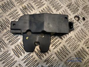Gebruikte Slotmechaniek Achterklep Citroen C3 (FC/FL/FT) 1.1 Prijs € 6,50 Margeregeling aangeboden door Autodemontagebedrijf Middelburg B.V