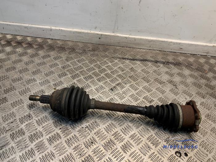 Gebruikte Aandrijfas links-voor Volkswagen Golf IV (1J1) 1.6 16V Prijs € 29,00 Margeregeling aangeboden door Autodemontagebedrijf Middelburg B.V