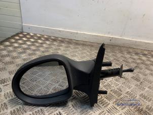 Gebruikte Spiegel Buiten links Renault Twingo II (CN) 1.2 Prijs € 19,00 Margeregeling aangeboden door Autodemontagebedrijf Middelburg B.V
