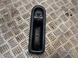 Gebruikte Ruit schakelaar elektrisch Renault Twingo II (CN) 1.2 Prijs € 9,00 Margeregeling aangeboden door Autodemontagebedrijf Middelburg B.V