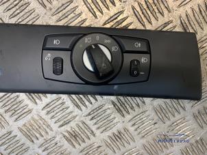 Gebruikte Schakelaar Licht BMW 5 serie (E60) 520d 16V Prijs € 18,00 Margeregeling aangeboden door Autodemontagebedrijf Middelburg B.V