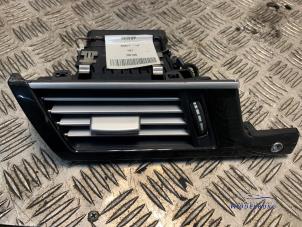 Gebruikte Luchtrooster Dashboard Mercedes E (W212) E-250 CDI 16V BlueEfficiency,BlueTec Prijs € 19,00 Margeregeling aangeboden door Autodemontagebedrijf Middelburg B.V