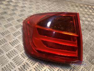 Gebruikte Achterlicht links BMW 3 serie (F30) 320i 2.0 16V Prijs € 77,00 Margeregeling aangeboden door Autodemontagebedrijf Middelburg B.V