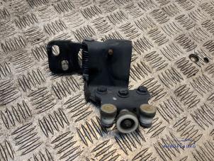 Gebruikte Schuifdeurrol rechts Ford Transit Custom 2.2 TDCi 16V Prijs € 19,00 Margeregeling aangeboden door Autodemontagebedrijf Middelburg B.V