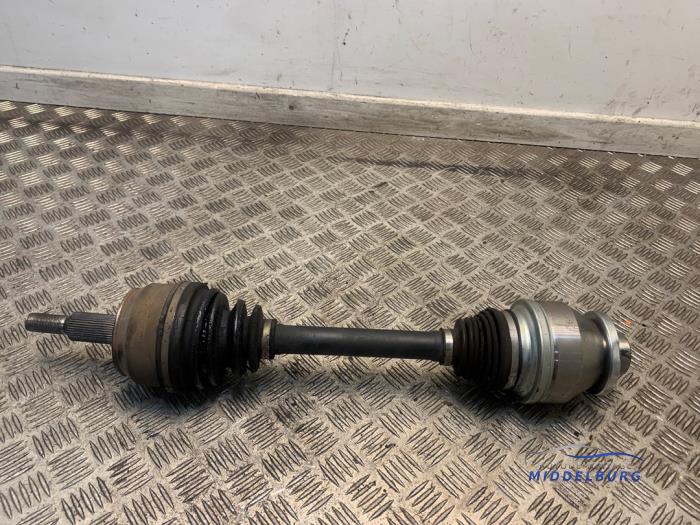 Gebruikte Aandrijfas links-voor Volkswagen Transporter T5 2.5 TDi 4Motion Prijs € 48,00 Margeregeling aangeboden door Autodemontagebedrijf Middelburg B.V