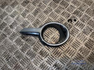 Gebruikte Afdekplaat mistlamp links Peugeot 208 I (CA/CC/CK/CL) 1.2 Vti 12V PureTech 82 Prijs € 9,50 Margeregeling aangeboden door Autodemontagebedrijf Middelburg B.V