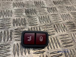 Gebruikte Schakelaar achterklep Mercedes CLS AMG (C218) 5.5 63 AMG V8 32V Performance package Prijs € 13,00 Margeregeling aangeboden door Autodemontagebedrijf Middelburg B.V